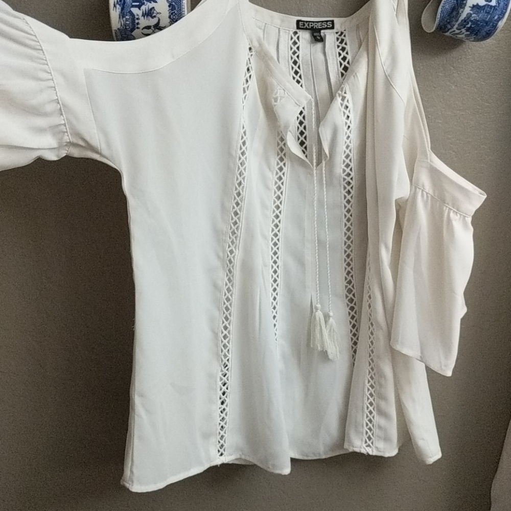 EUC macrame weave detail cold shoulder 3/4 flounce